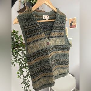 Super cute vintage vest, very versatile and perfect for layering,